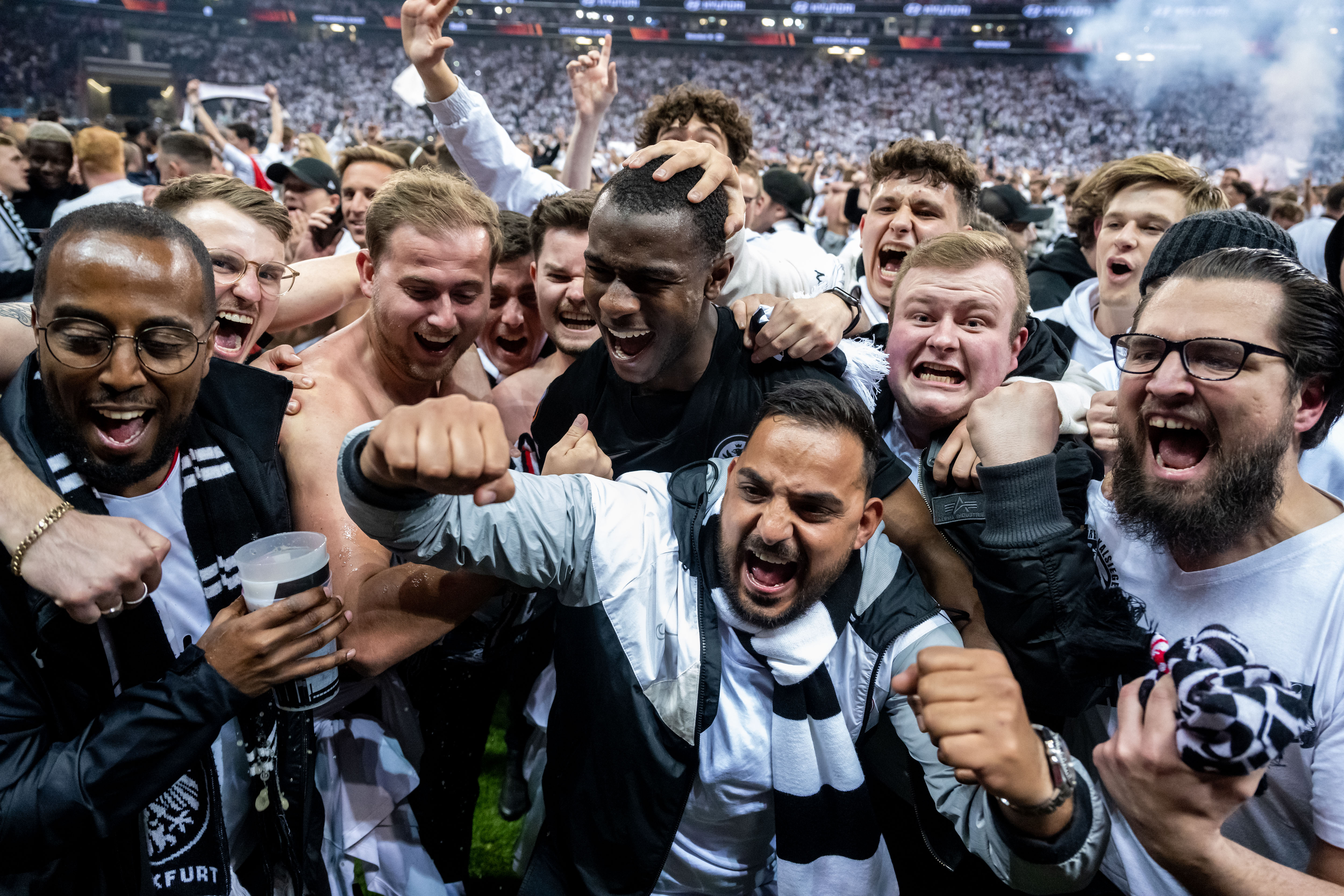 包含球场上的激情飞扬,全球各地球迷尽情欢呼的词条 包含球场上的激情飞扬,全球各地球迷尽情欢呼的词条