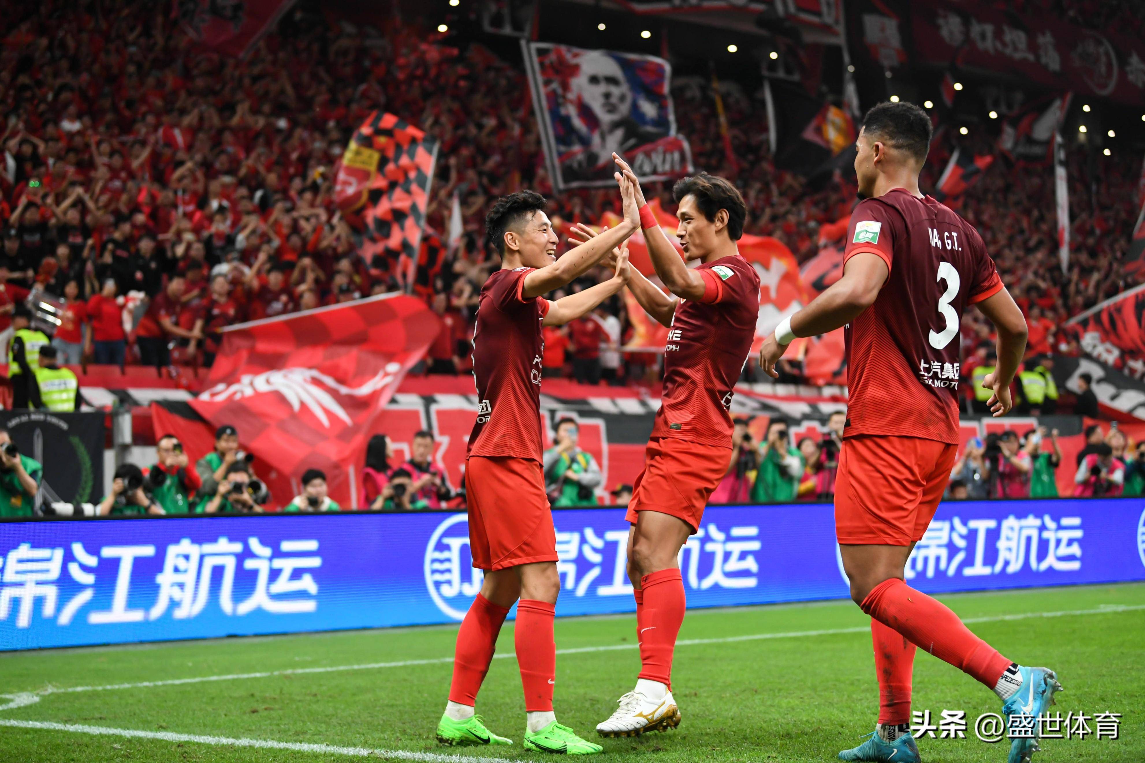 凭借一波上海海港,中超成功绝杀,现场球迷泪目 凭借一波上海海港,中超成功绝杀,现场球迷泪目
