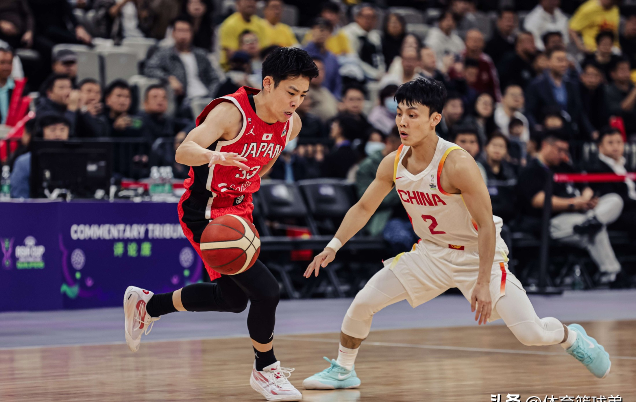 中国球员在国际大赛中展现出色传球技术 中国球员在国际大赛中展现出色传球技术