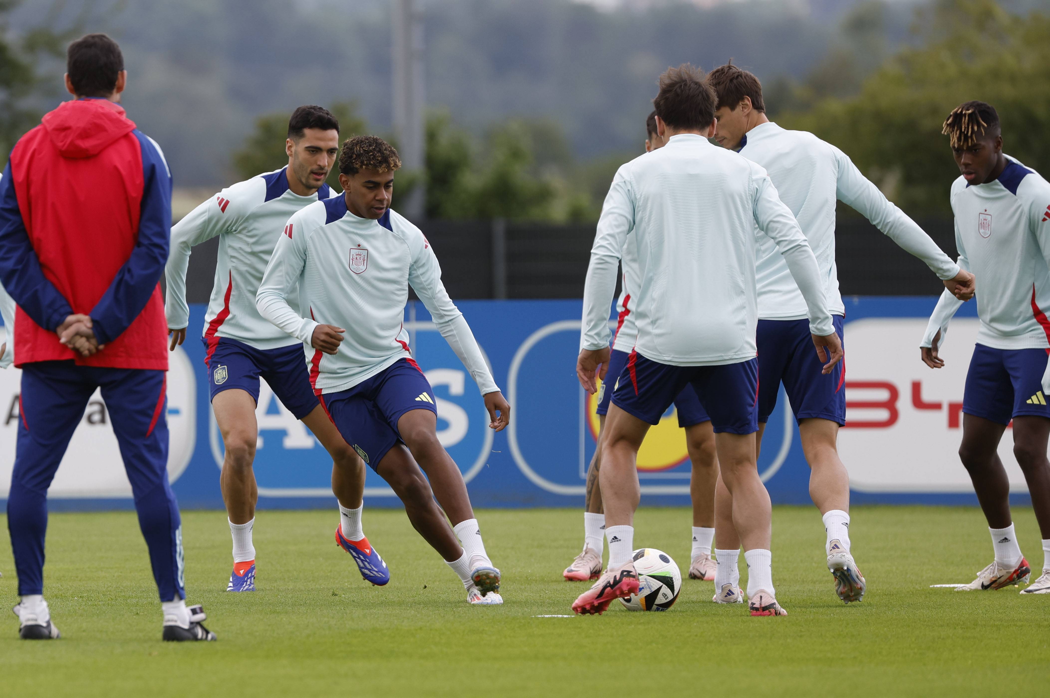 包含西班牙队在足球比赛中彪炳战绩,掀起热潮的词条 包含西班牙队在足球比赛中彪炳战绩,掀起热潮的词条