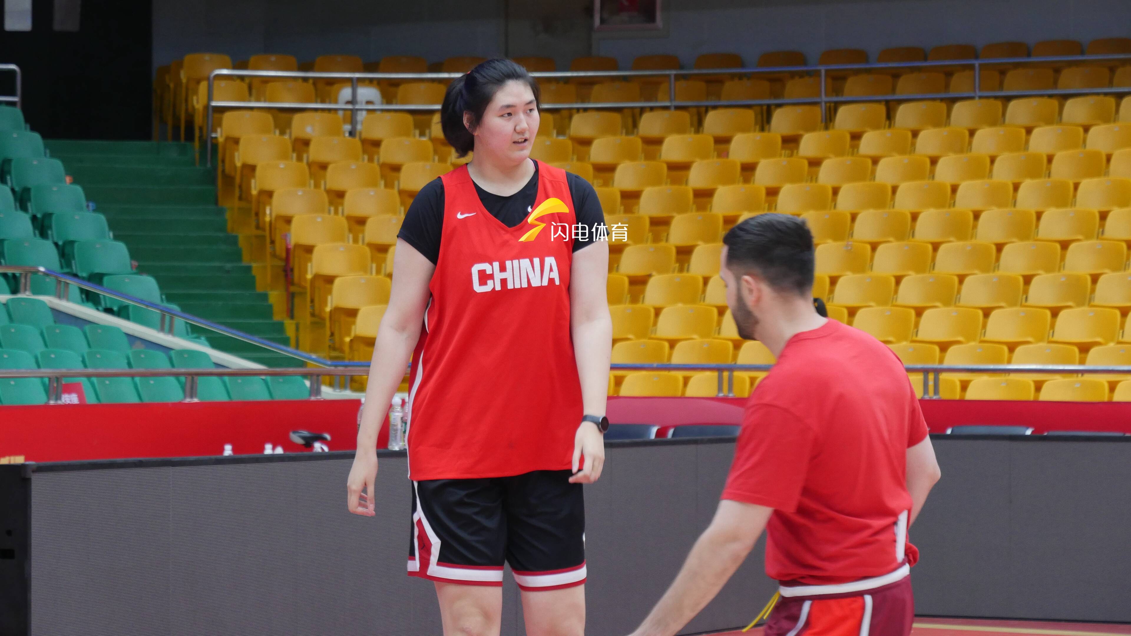 包含体育瞩目！球队备战精心策划满怀信心的词条