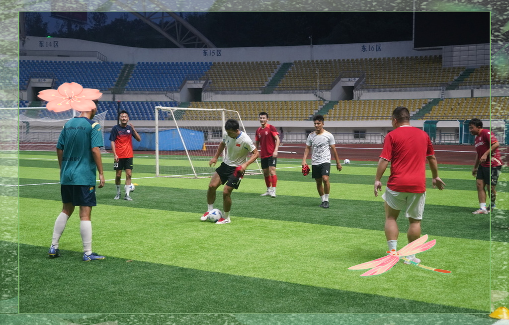 足球联赛争夺激烈,哪支球队奋力冲刺?的简单介绍 足球联赛争夺激烈,哪支球队奋力冲刺?的简单介绍