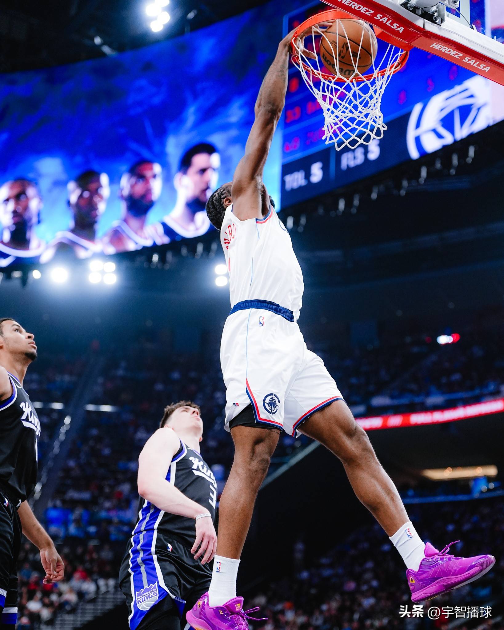 关于快船击败篮网，伦纳德砍下33分的信息