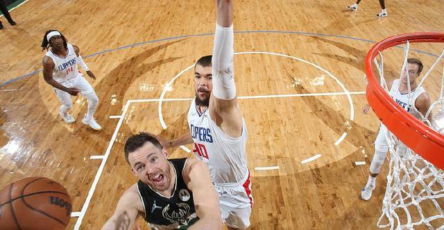 快船擒雄鹿,乔治砍下29分 快船擒雄鹿,乔治砍下29分