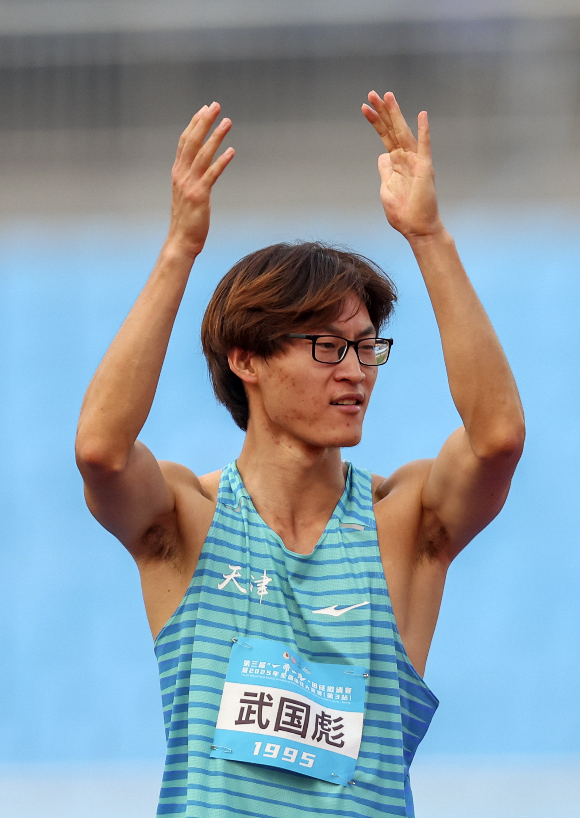 田径比赛冠军诞生,观众欢呼不止的简单介绍 田径比赛冠军诞生,观众欢呼不止的简单介绍