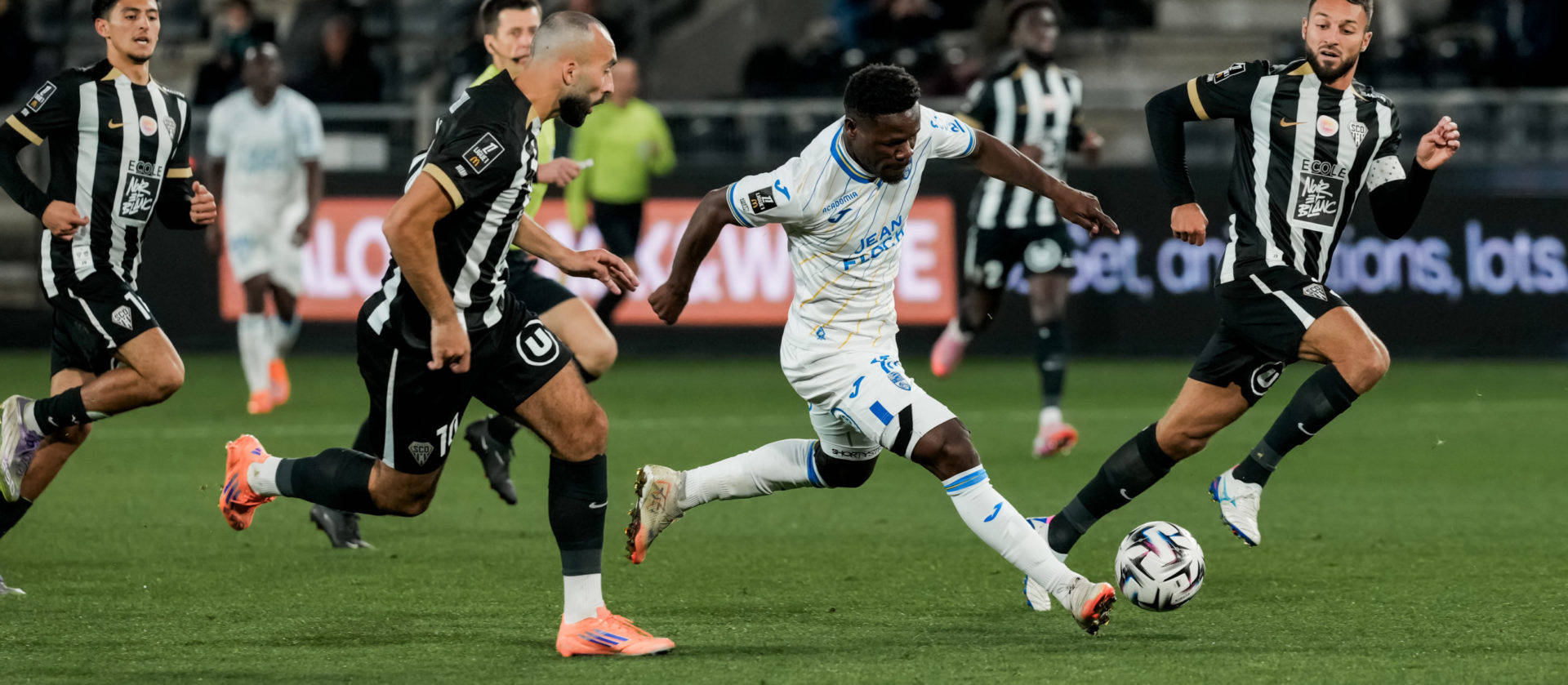 包含巴黎圣日耳曼再败里昂，表现低迷的词条